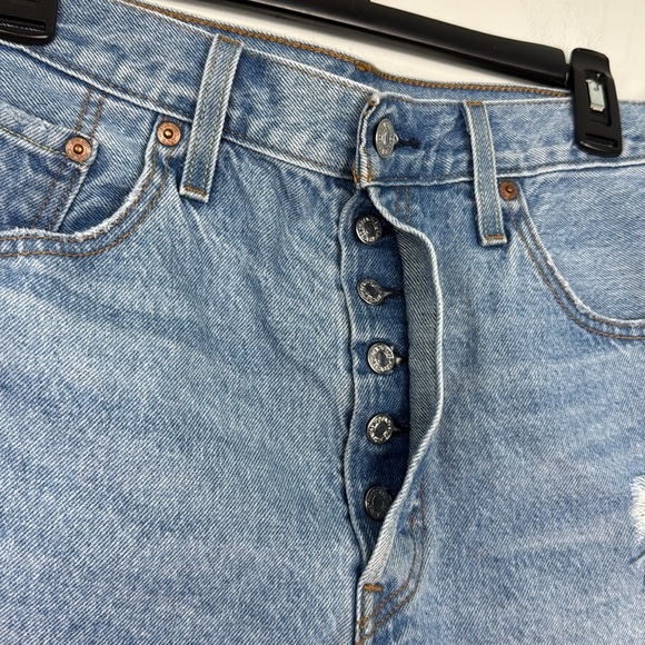 Levi’s Women’s 501 Distressed, Buttonfly, Frayed Hem Denim/Jean Shorts. Size 32. - Picture 2 of 12